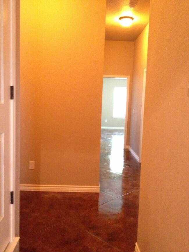 Building Photo - 617 Paseo del Plata Dr