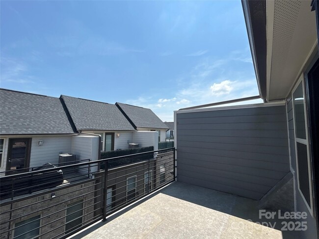 Building Photo - 15033 New Amsterdam Ln
