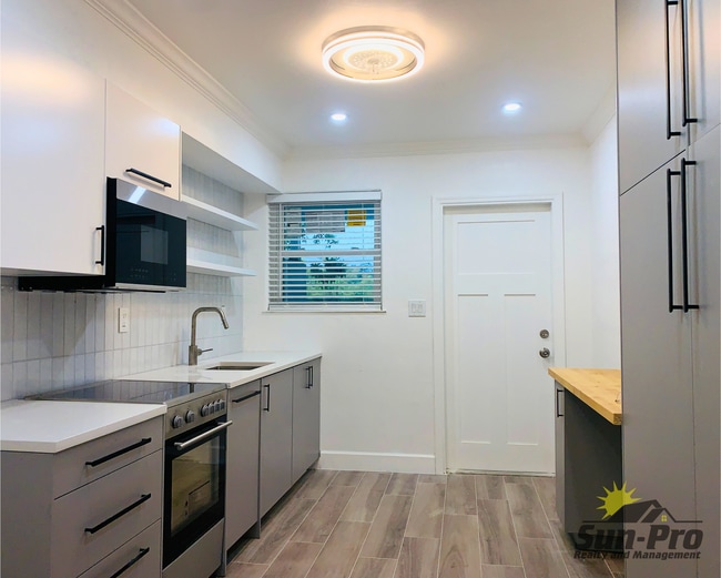 Building Photo - 748 Bethune St