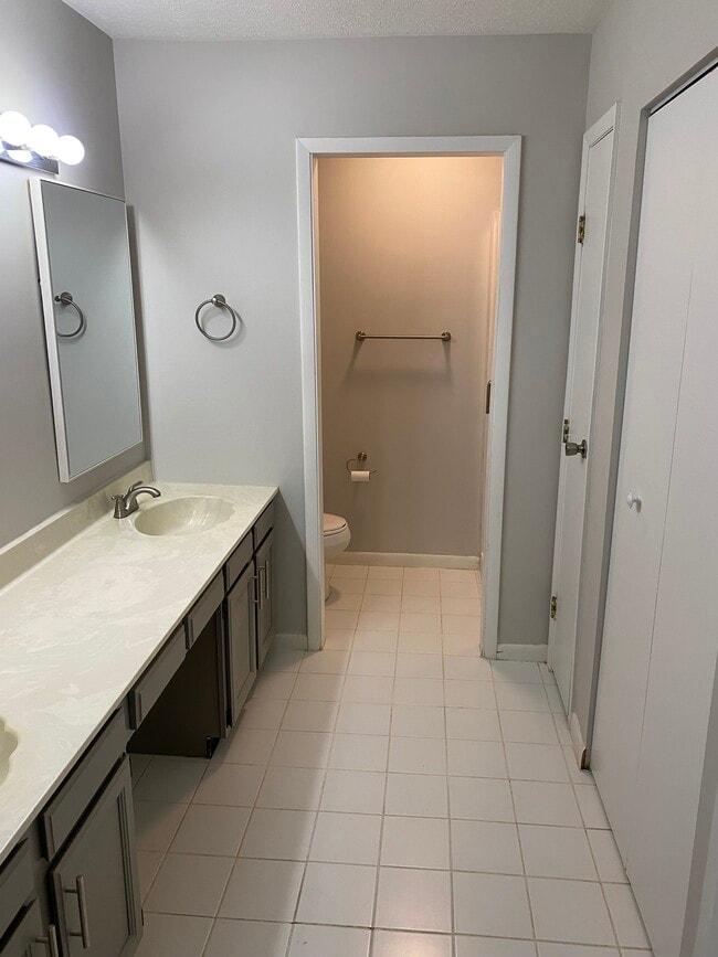 Master Ensuite with dual vanity - 8555 Island Pines Dr