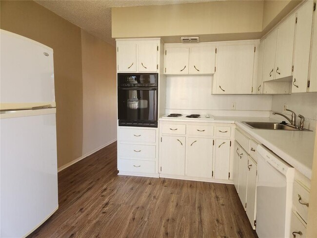 Building Photo - 2402 Ecuadorian Way