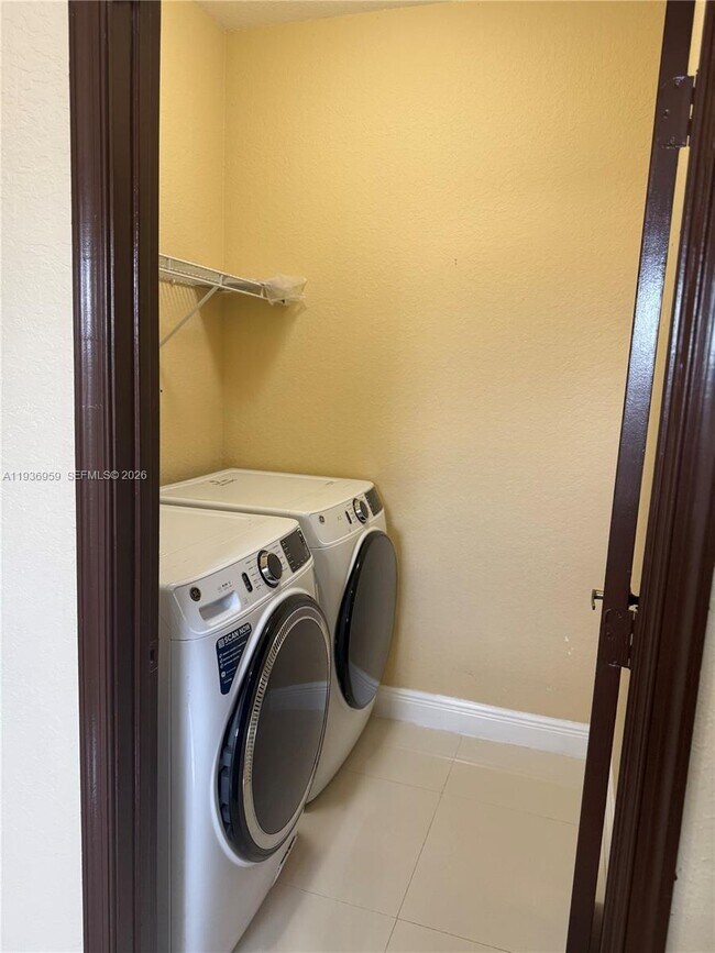 Building Photo - 3951 NE 13th Dr