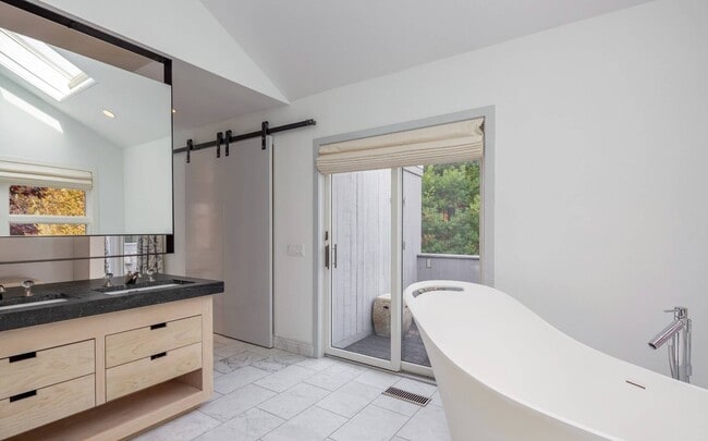 Building Photo - 138 Merchants Path