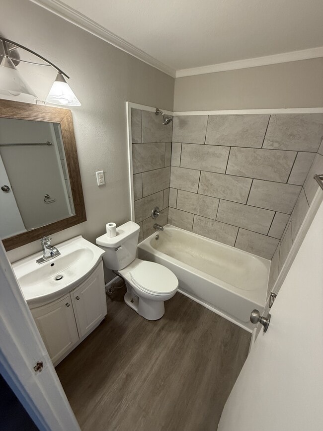 Building Photo - 904 E Gerhart St