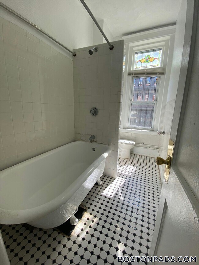 Building Photo - 175 Hemenway St