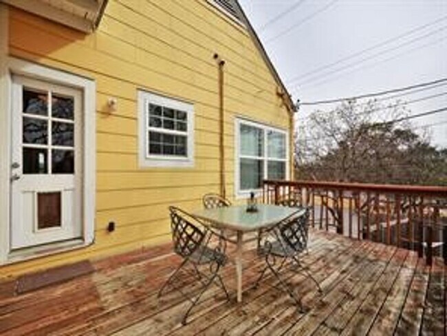 Building Photo - Available: Updated, spacious Tarrytown 4 bed / 4 bath, furnished or unfurnished