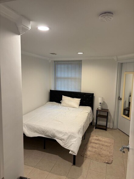 Building Photo - 1835 Mintwood Pl NW