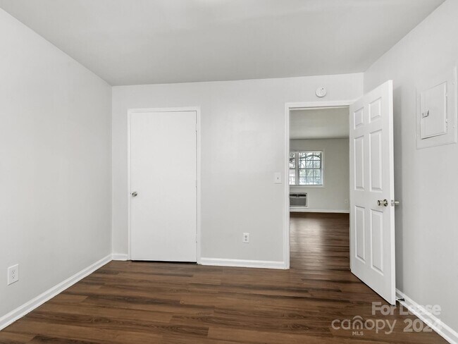 Building Photo - 2611 Holton Ave