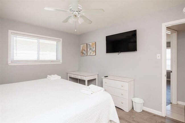 Building Photo - 14921 Windward Dr