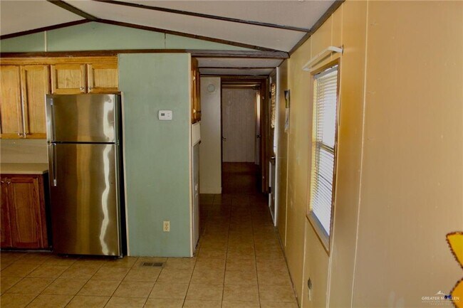 Building Photo - 1304 Breezy Dr