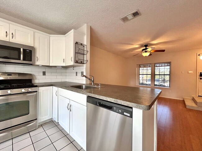 Building Photo - Stylish 2 Bedroom, 1.5 Bath Home with High Ceilings