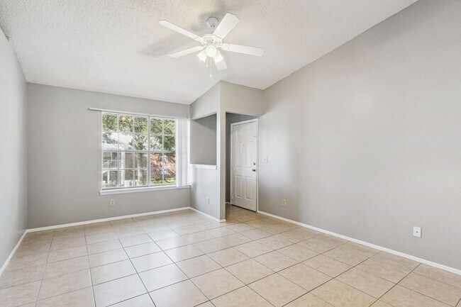 Building Photo - 2/1.5 Condo With Screened Patio in Conway Area