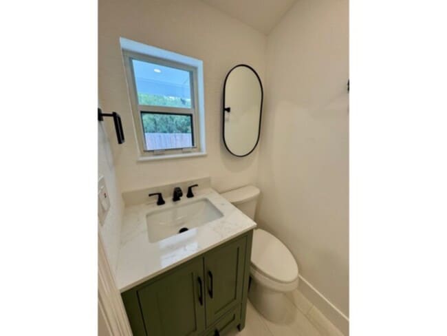 Building Photo - Stunning 2 Bedroom, 1 Bathroom Completely Renovated Triplex!