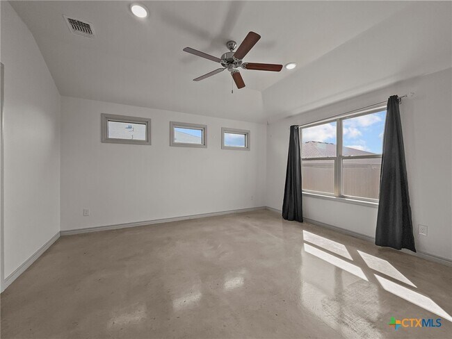 Building Photo - 822 Freedom Cir
