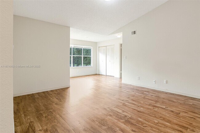 Building Photo - 643 Vista Isles Dr