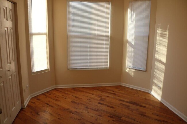 Building Photo - 2300 S Ridgeway Ave