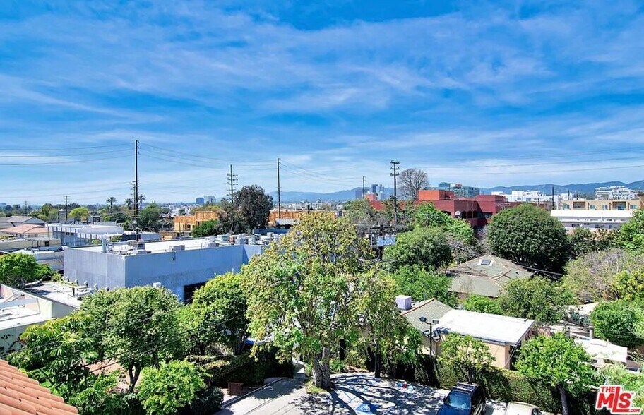 Building Photo - 2027 Beloit Ave