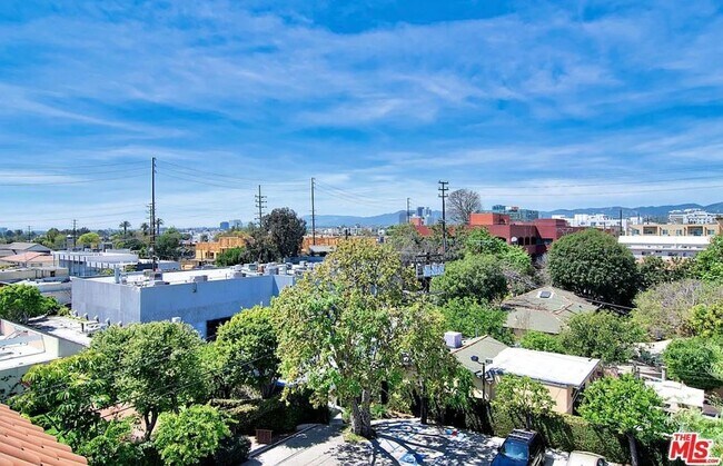 Building Photo - 2027 Beloit Ave