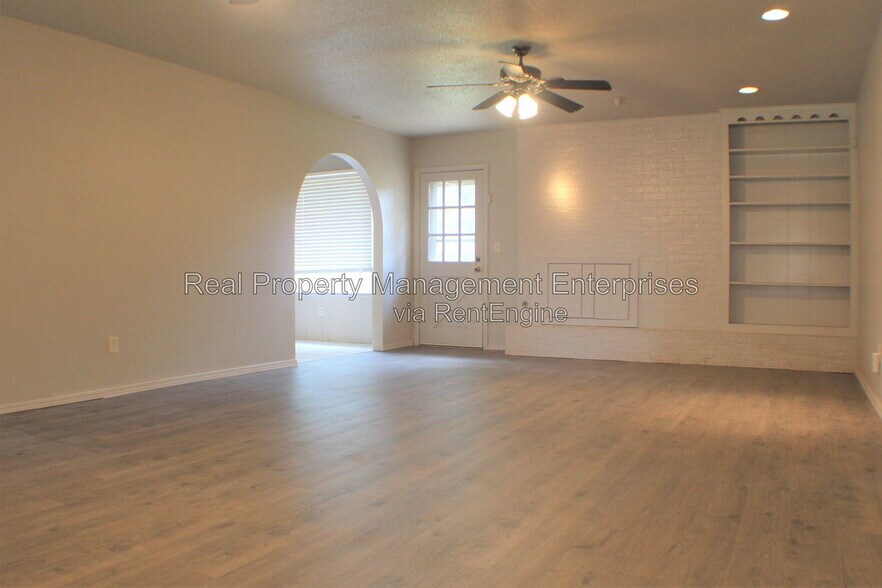 Building Photo - 10904 N Florida Ave