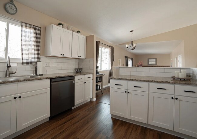 Building Photo - Single Family Home | 3 Bed 3 Bath /w walko...