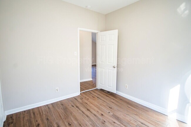 Building Photo - 1138 Valley Dr SW