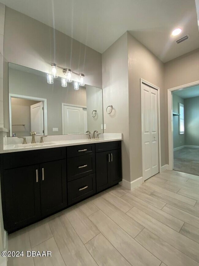 Building Photo - 272 Catriona Dr