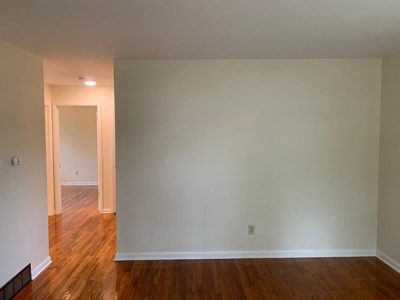 Living Room - 2519 Parkwood Ave