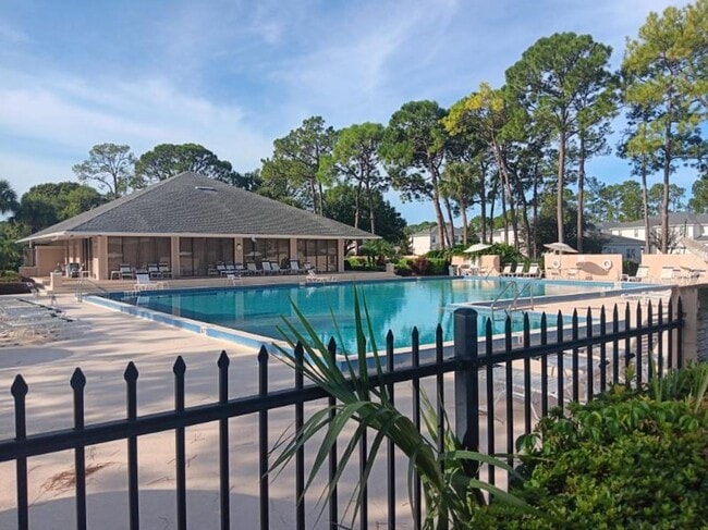 Building Photo - Spacious 3 Bedroom's, 2.5 bath condo in Lakeview Village.