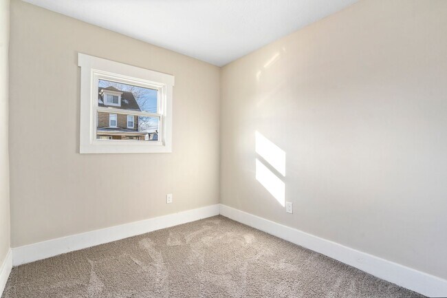 Building Photo - Completely Renovated 3 Bed/1 Bath Home - C...