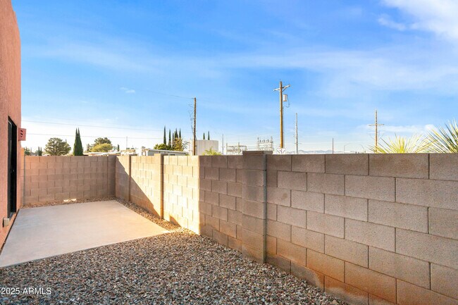Building Photo - 813 Ocotillo Dr