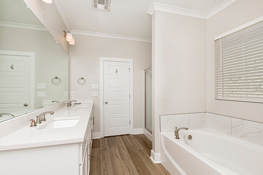 Building Photo - 8840 Southlawn Dr