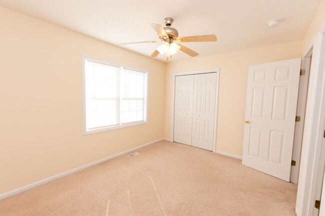 Building Photo - MOVE IN READY!!