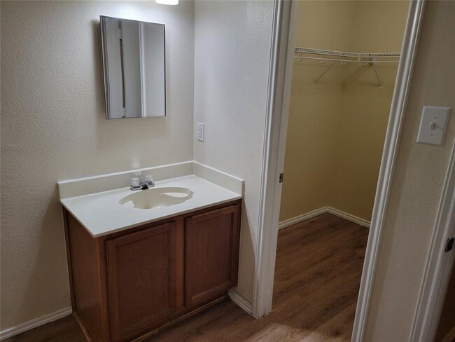 Building Photo - 1006 Hollow Oak Rd