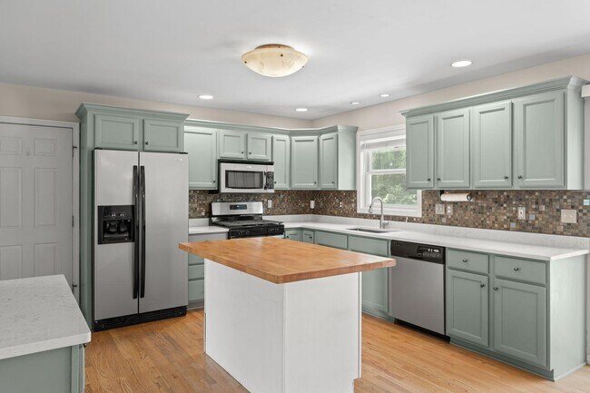 Building Photo - 406 Lakewood Dr