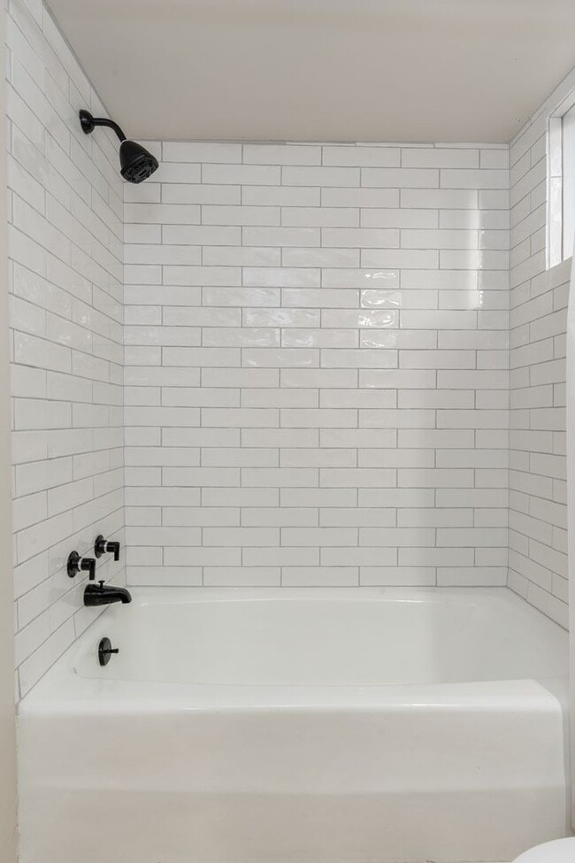 Building Photo - Cozy Home in Columbia's Downtown Core - Unit A