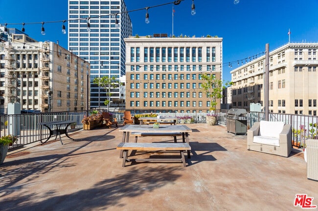 Building Photo - 711 S Olive St