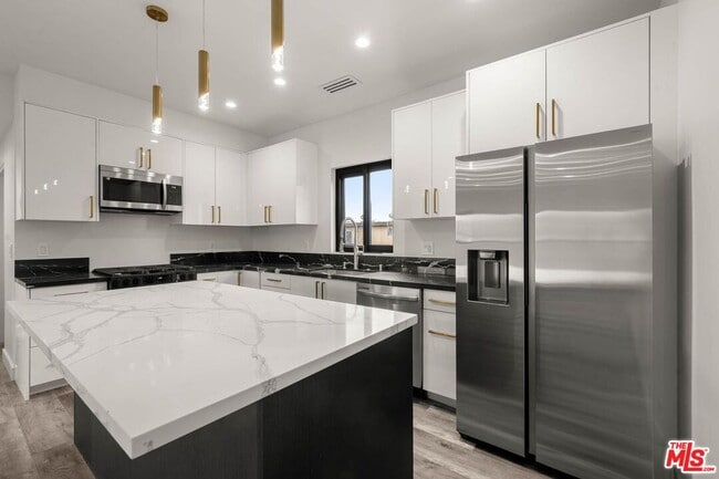 Building Photo - 1290 1/2 South Sherbourne Drive Apt #1920, Los Angeles, CA 90034 - 5 BR 4 BA house