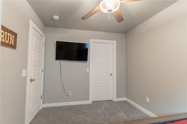Building Photo - 2805 W Lakewood Dr