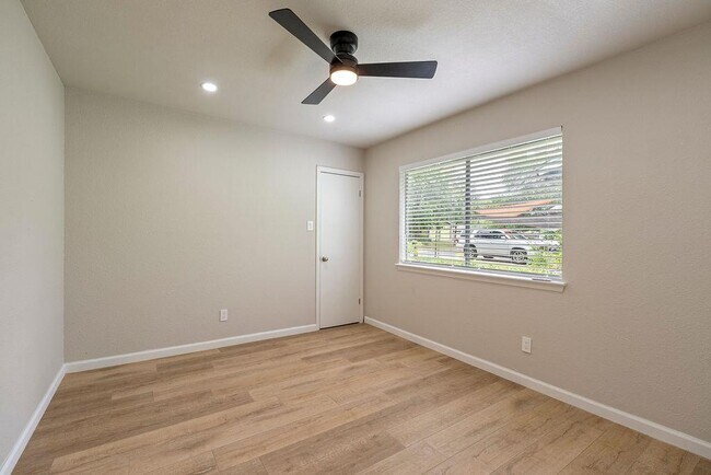 Building Photo - 1204 Spearson Ln