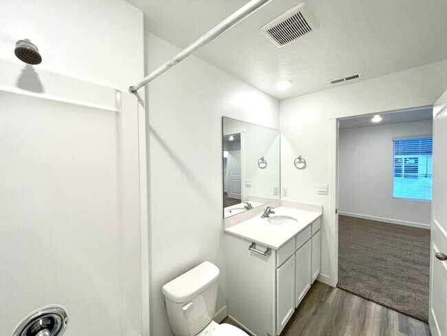 Building Photo - Modern 3-Bedroom Townhome in Provo