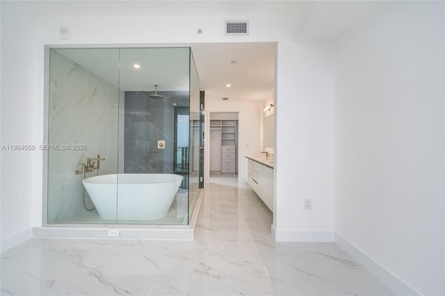 Building Photo - 700 NE 24th St