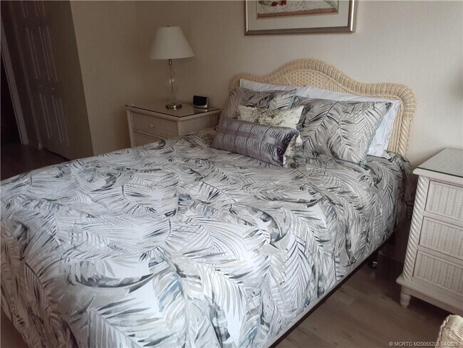 Building Photo - 1571 SE Hampshire Way