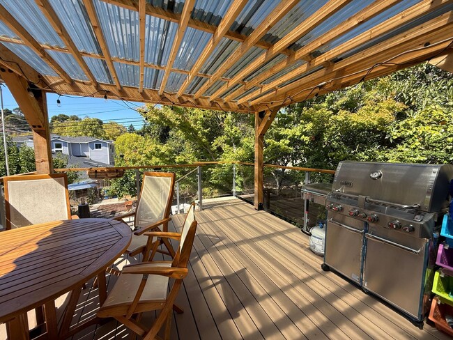 Building Photo - Spacious 5BD/2BA Home in San Carlos with S...