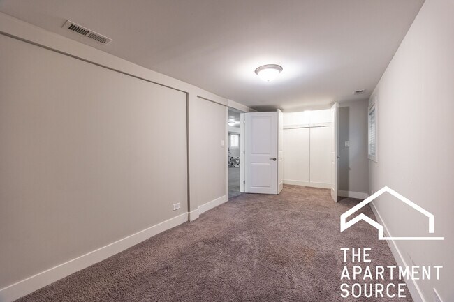 Building Photo - 3022 N Avers Ave