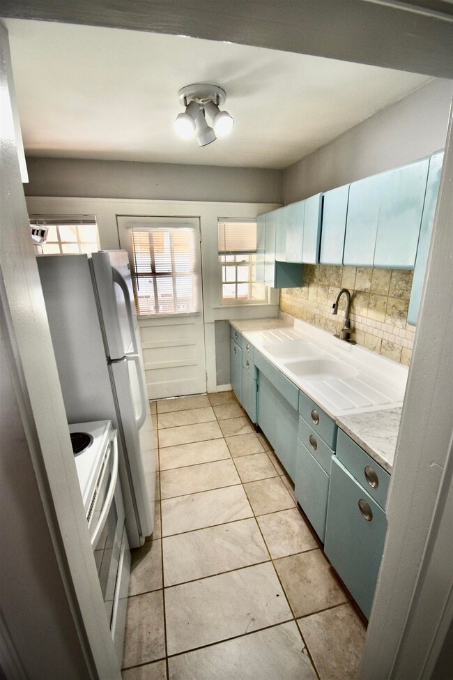 Building Photo - 522 Talaflo St