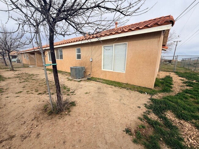 Building Photo - 9236 Peach Ave