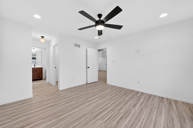 Building Photo - 203 Homestretch Ln