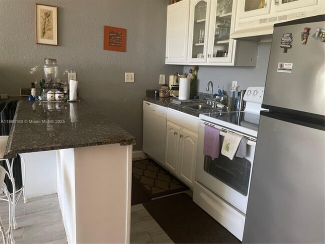 Building Photo - 1936 S Ocean Dr