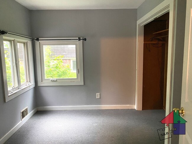 Building Photo - Spacious 8 Bedroom, 3 Bathroom Home for Re...