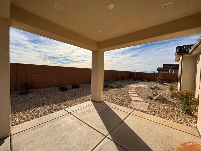 Building Photo - BRAND NEW HOME BY SAND HOLLOW FOR RENT!